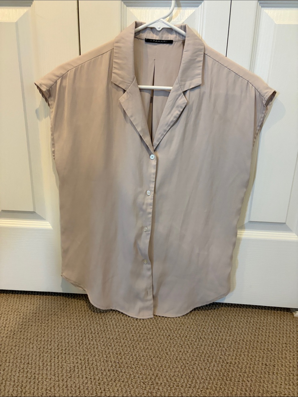 T Tahari cap sleeve button-down top in light taupe (XS)